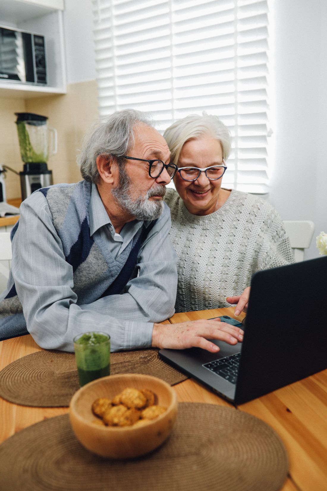 A couple taking the Texas driving safety course online to earn an auto insurance discount